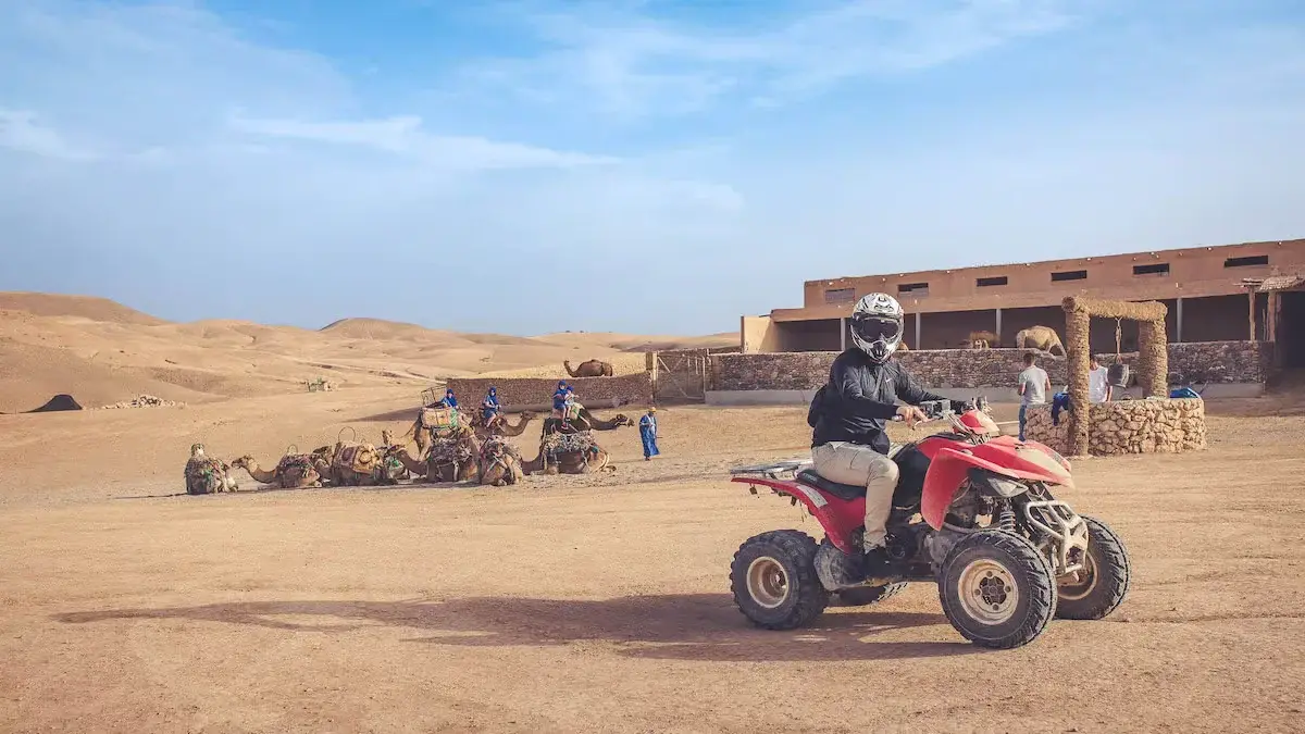 Quads et dromadaires devant un camp dans le désert d'Agafay