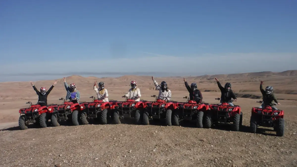 Un convoi de quads soulevant la poussière dans le désert d'Agafay