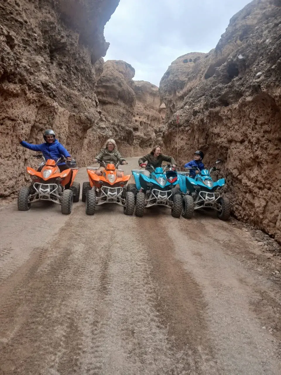 Un groupe en famille sur des quads dans un canyon du désert d'Agafay